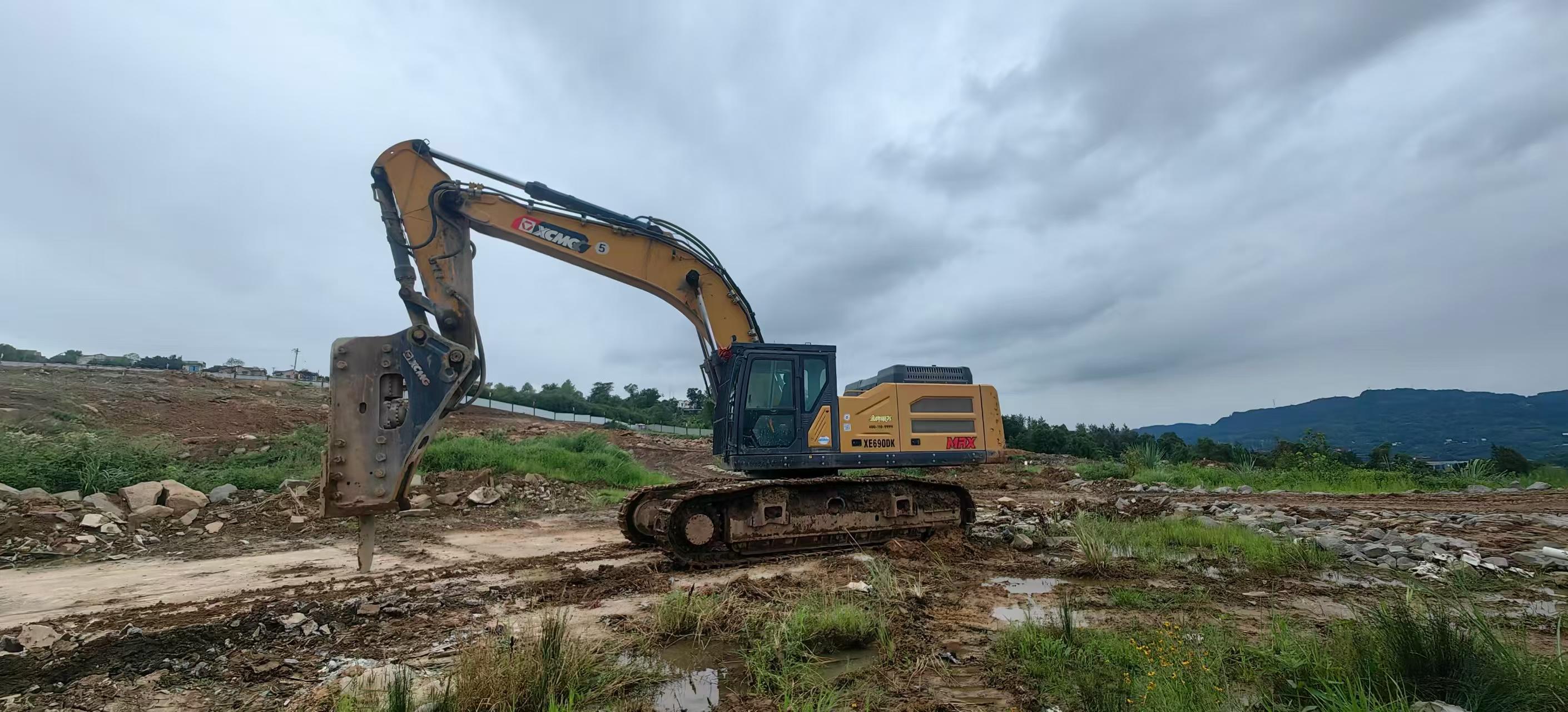 Buy XCMG XE600DK Used Excavator / 6