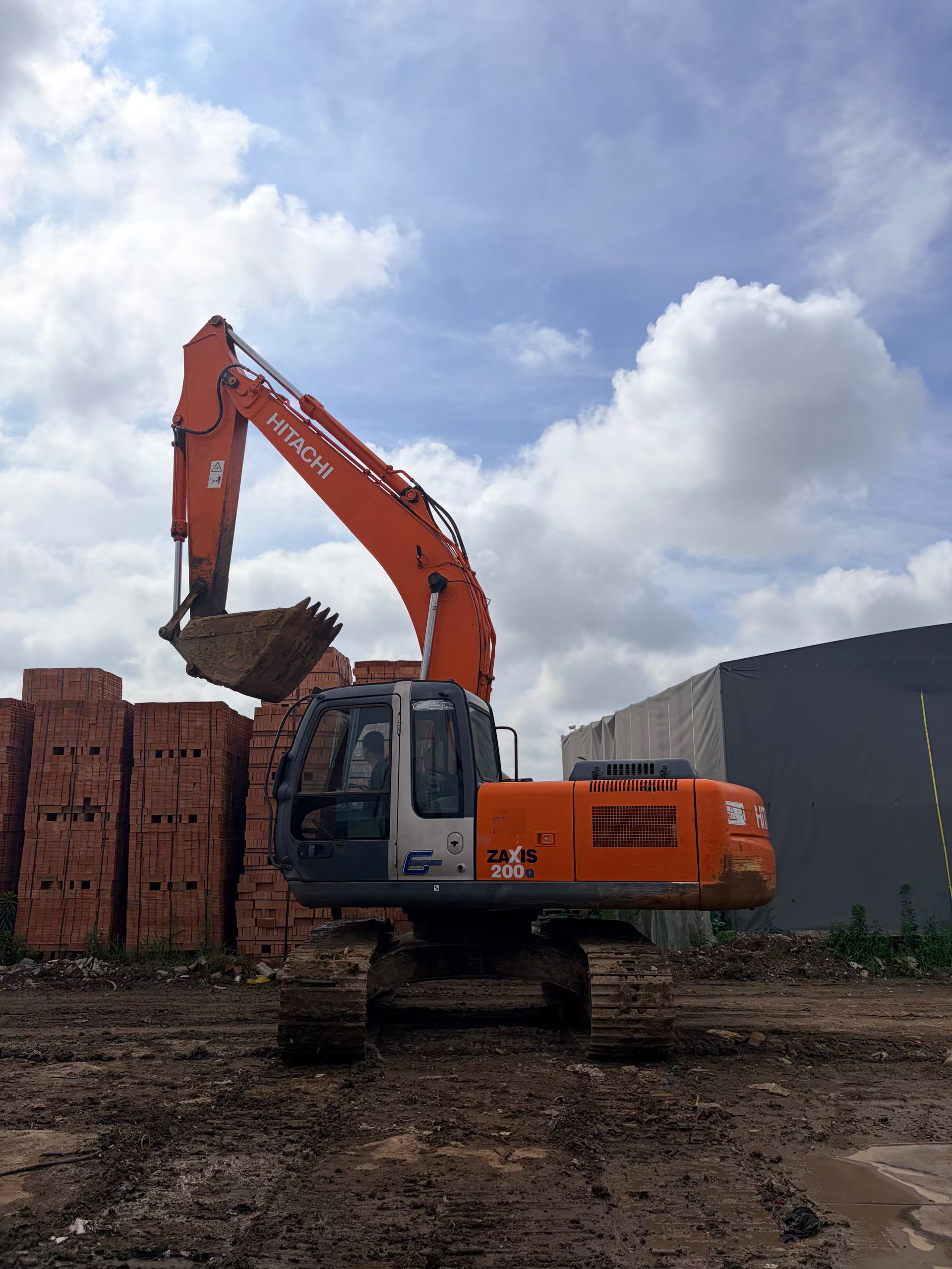 Buy Hitachi ZX200-3G Used Excavator / 2