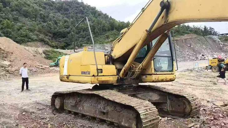 Buy Komatsu PC200-7 Used Excavator / 1