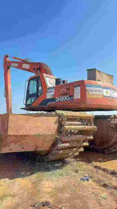 Buy Doosan DH220-7 Used Excavator / 1