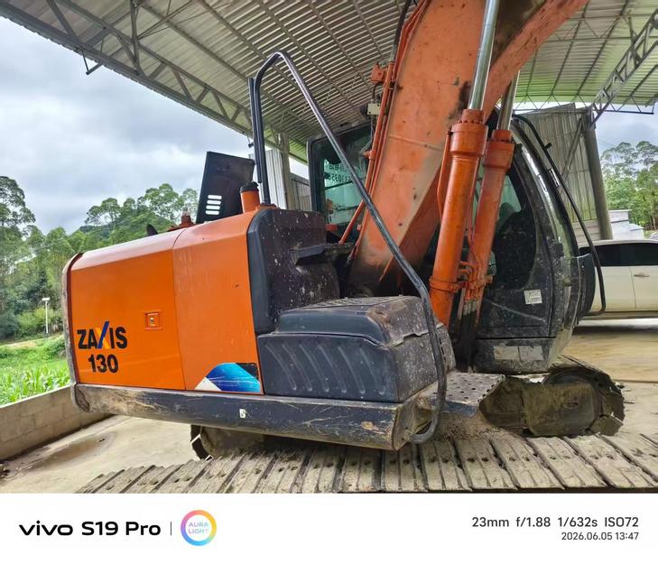 Buy Hitachi EX130 Used Excavator / 1