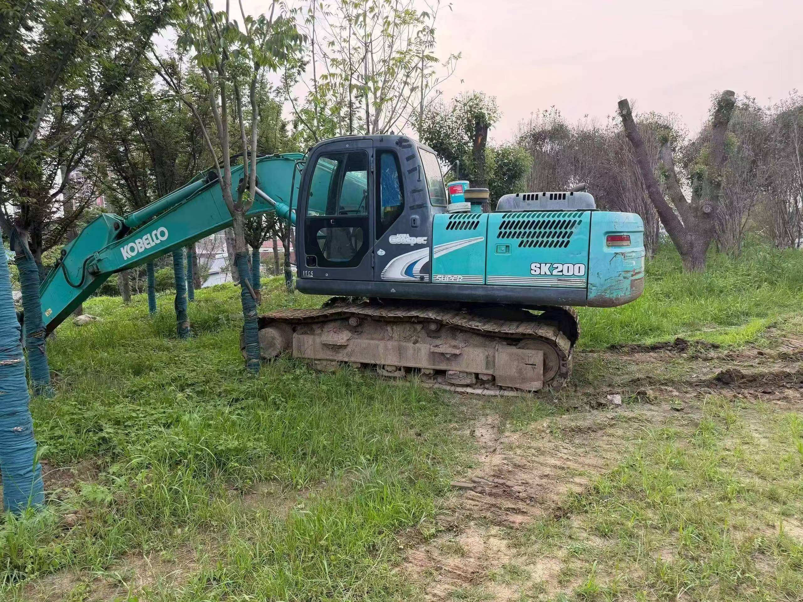 Buy Kobelco SK200 Used Excavator / 3