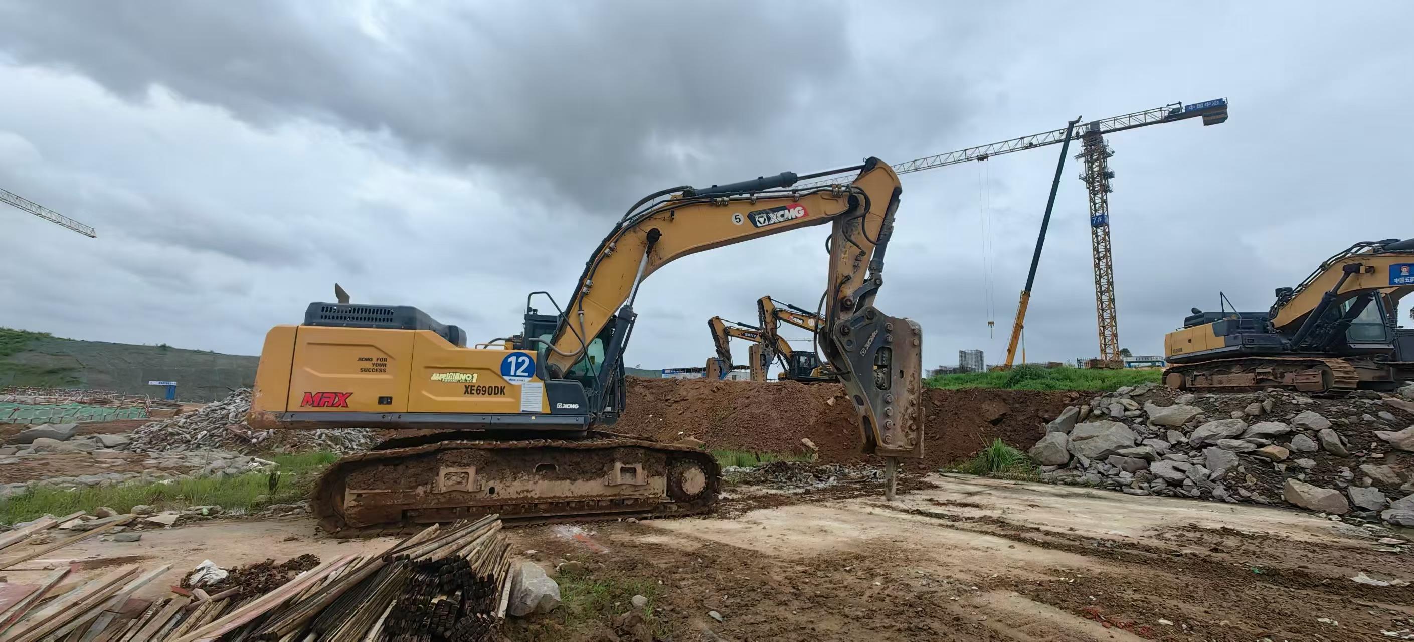 Buy XCMG XE600DK Used Excavator / 4
