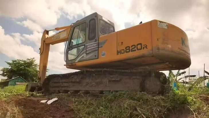 Buy Kato HD820R Used Excavator / 1