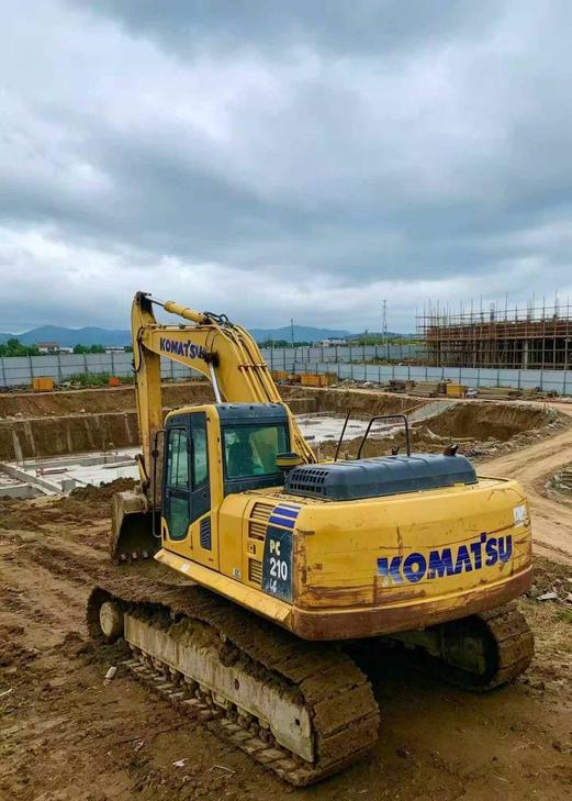 Buy Komatsu PC210LC-8 Used Excavator / 1