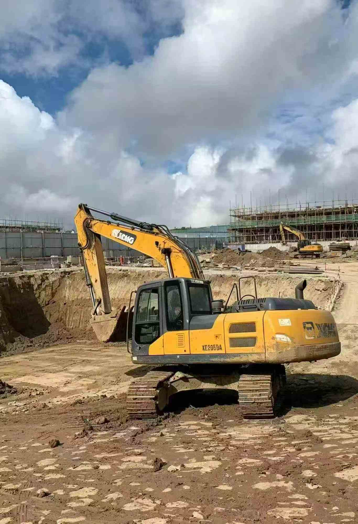 Buy XCMG XE205DA Used Excavator / 2