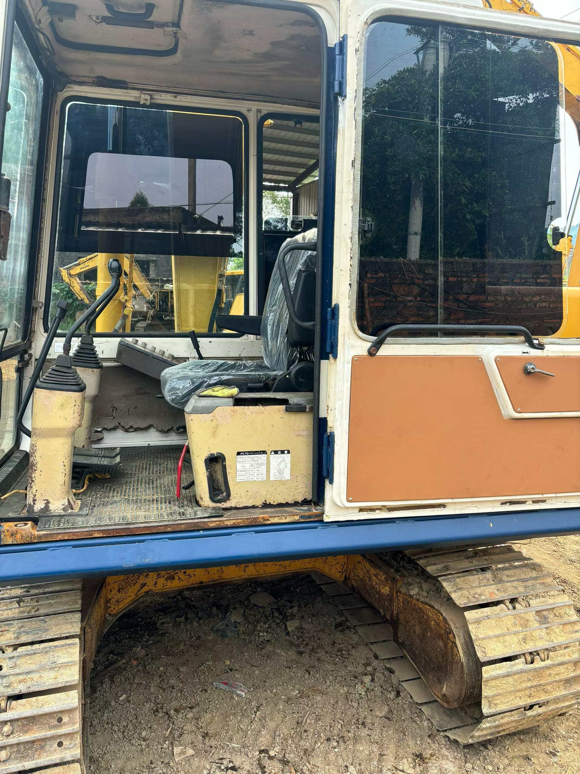 Buy Komatsu PC60-6 Used Excavator / 2