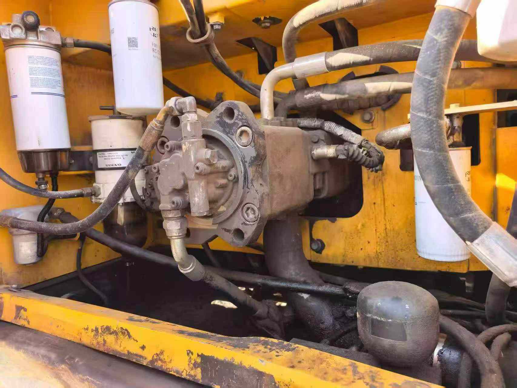 Buy Volvo L250G Used Excavator / 3