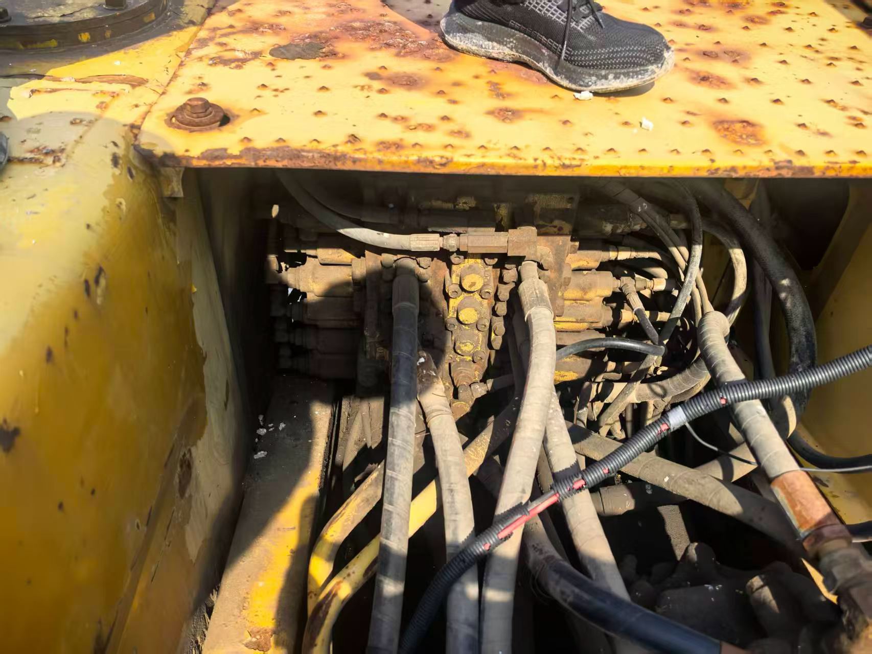 Buy Komatsu PC220-8 Used Excavator / 3