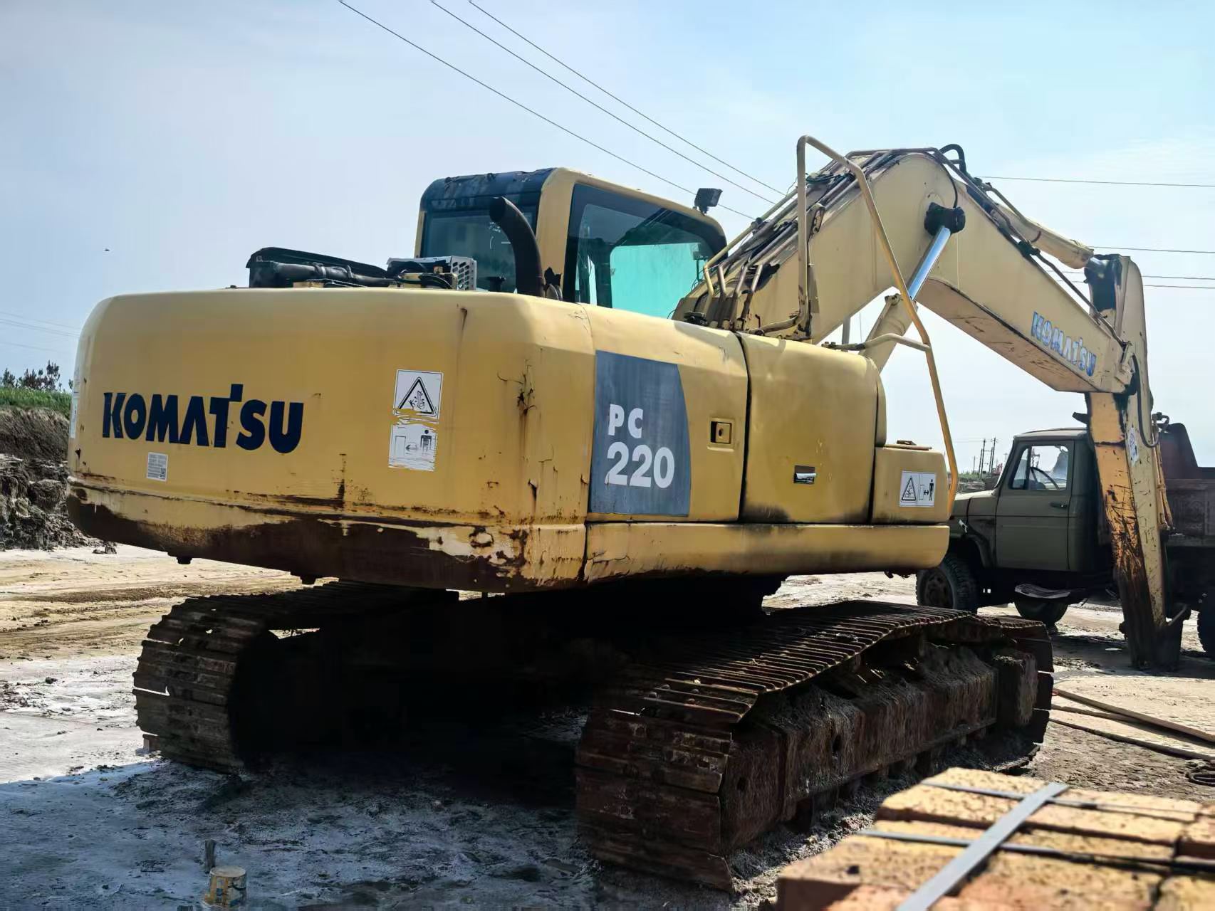 Buy Komatsu PC220-8 Used Excavator / 4