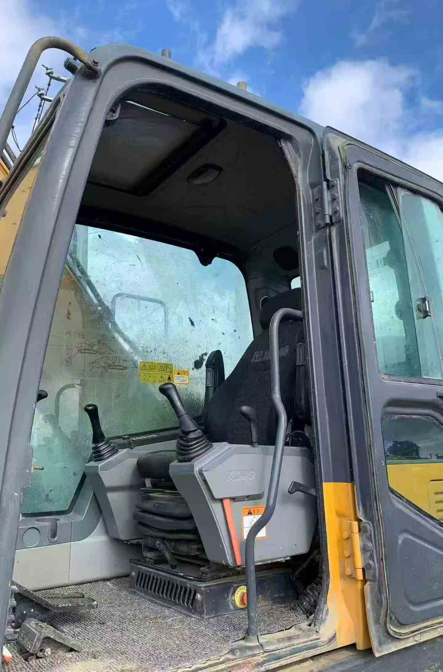 Buy XCMG XE205DA Used Excavator / 7