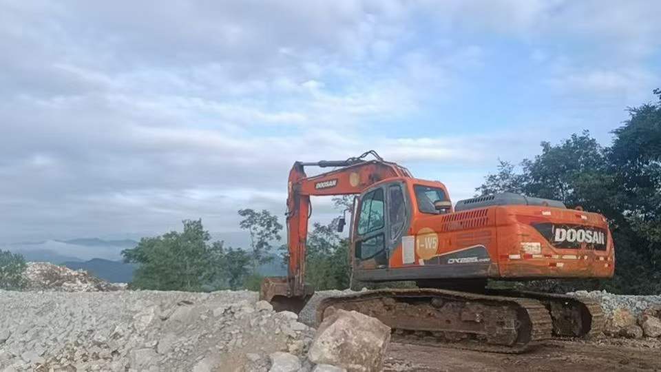 Buy Doosan DH225-9 Used Excavator / 8