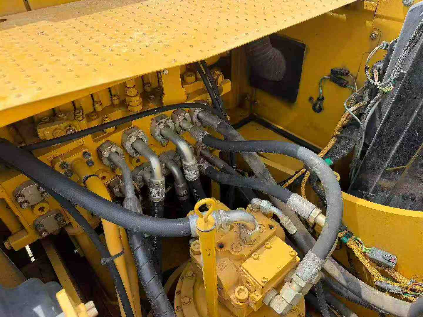 Buy Caterpillar 323 Used Excavator / 8