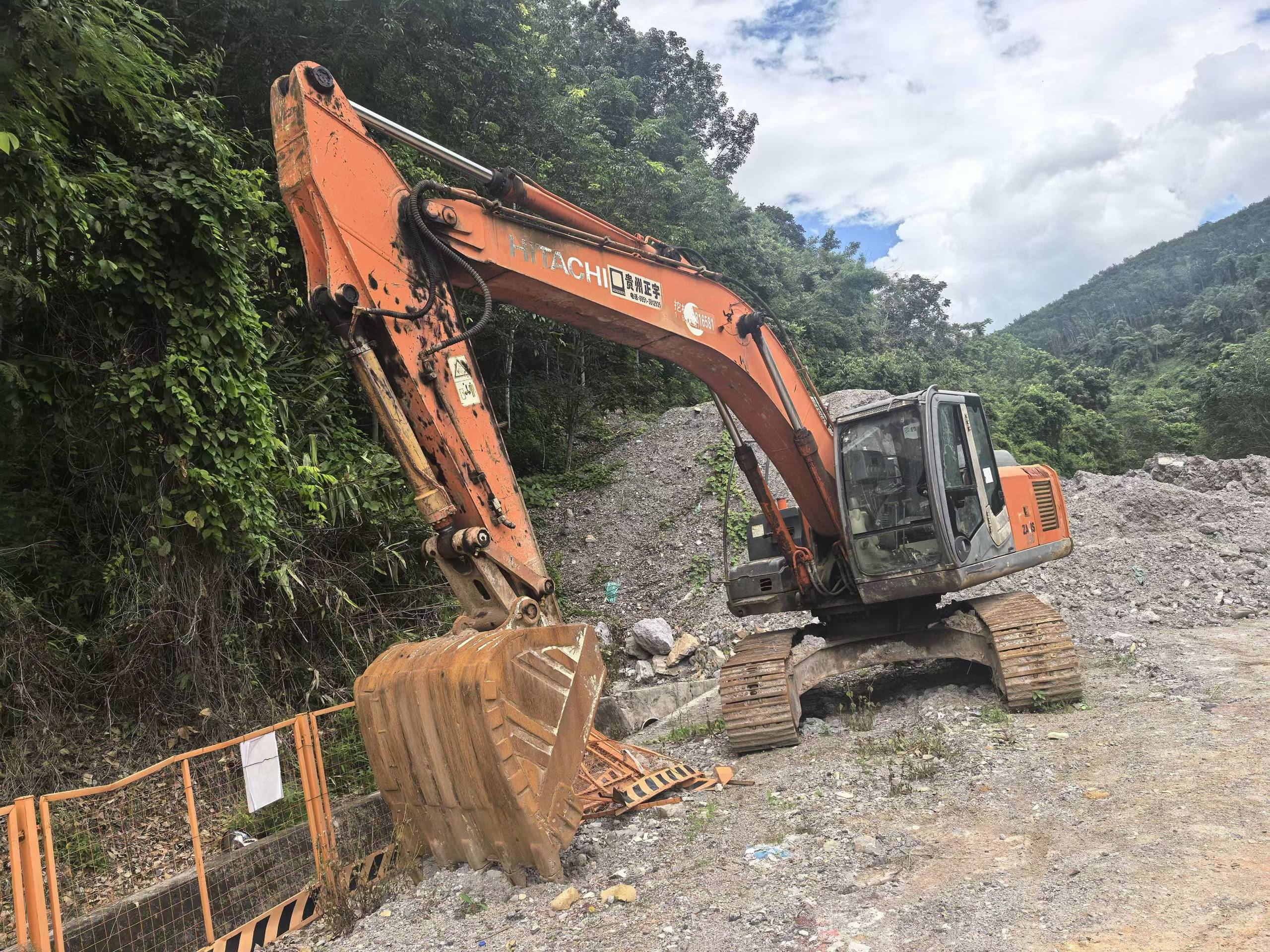 Buy Hitachi EX250-5 Used Excavator / 8