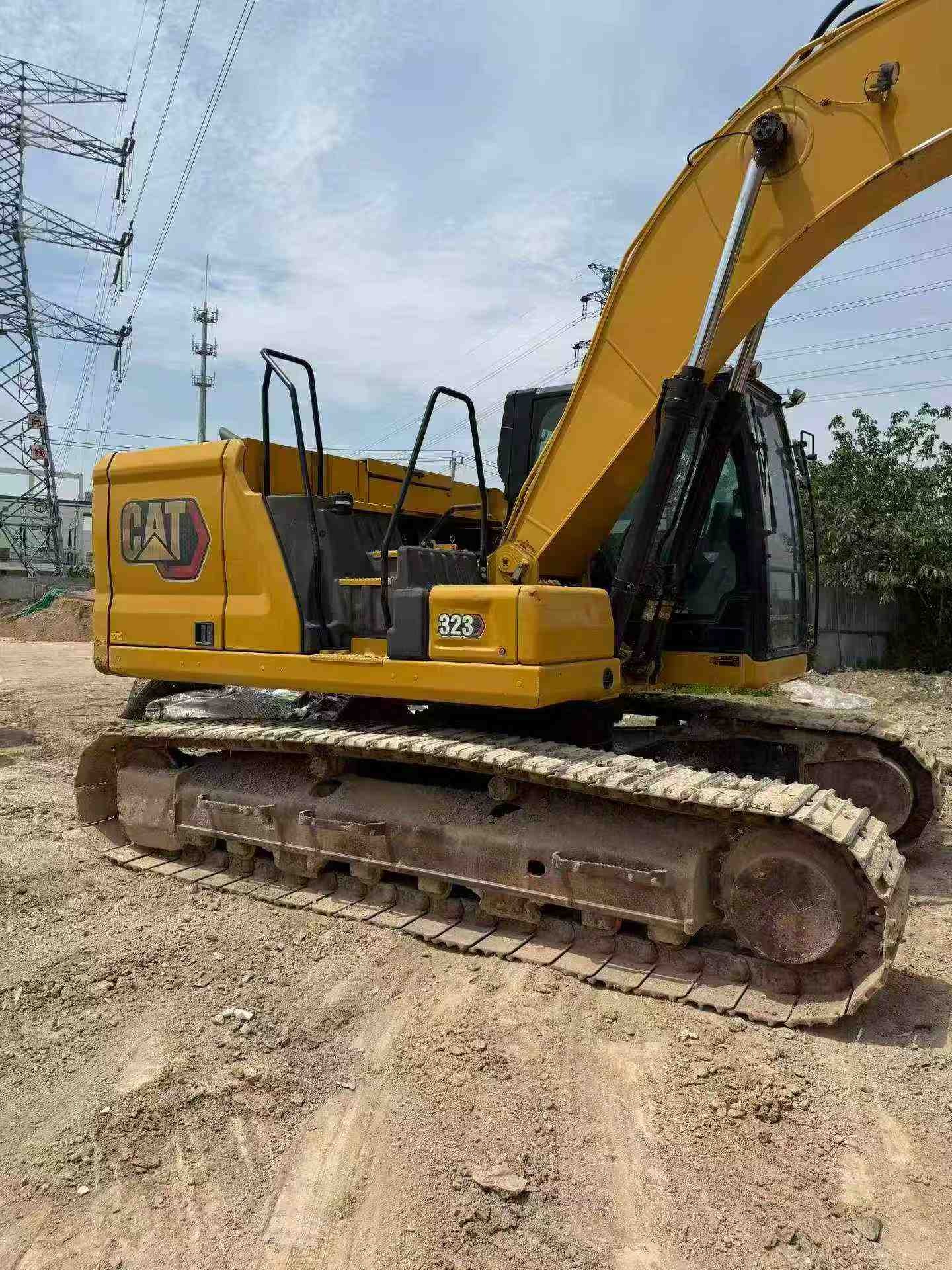 Buy Caterpillar 323 Used Excavator / 4