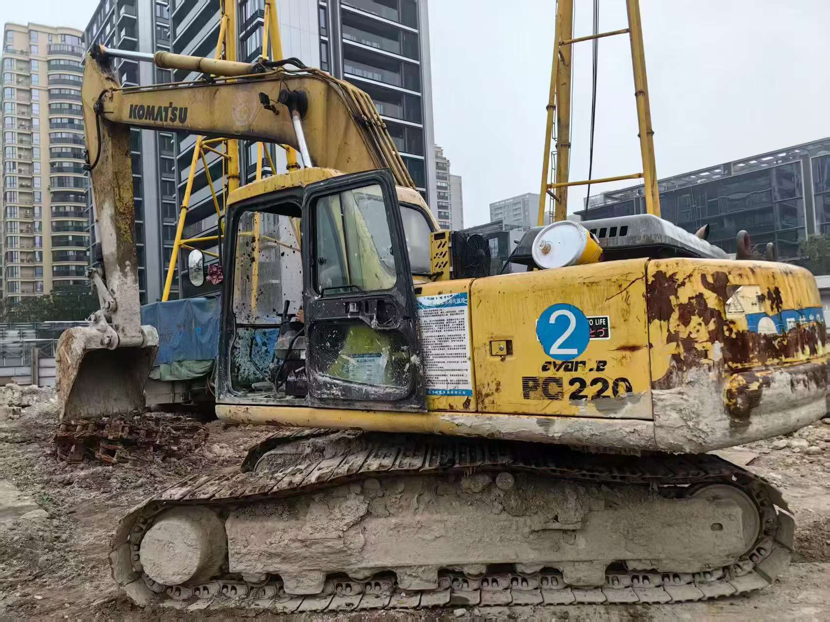 Buy Komatsu PC220-6 Used Excavator / 3