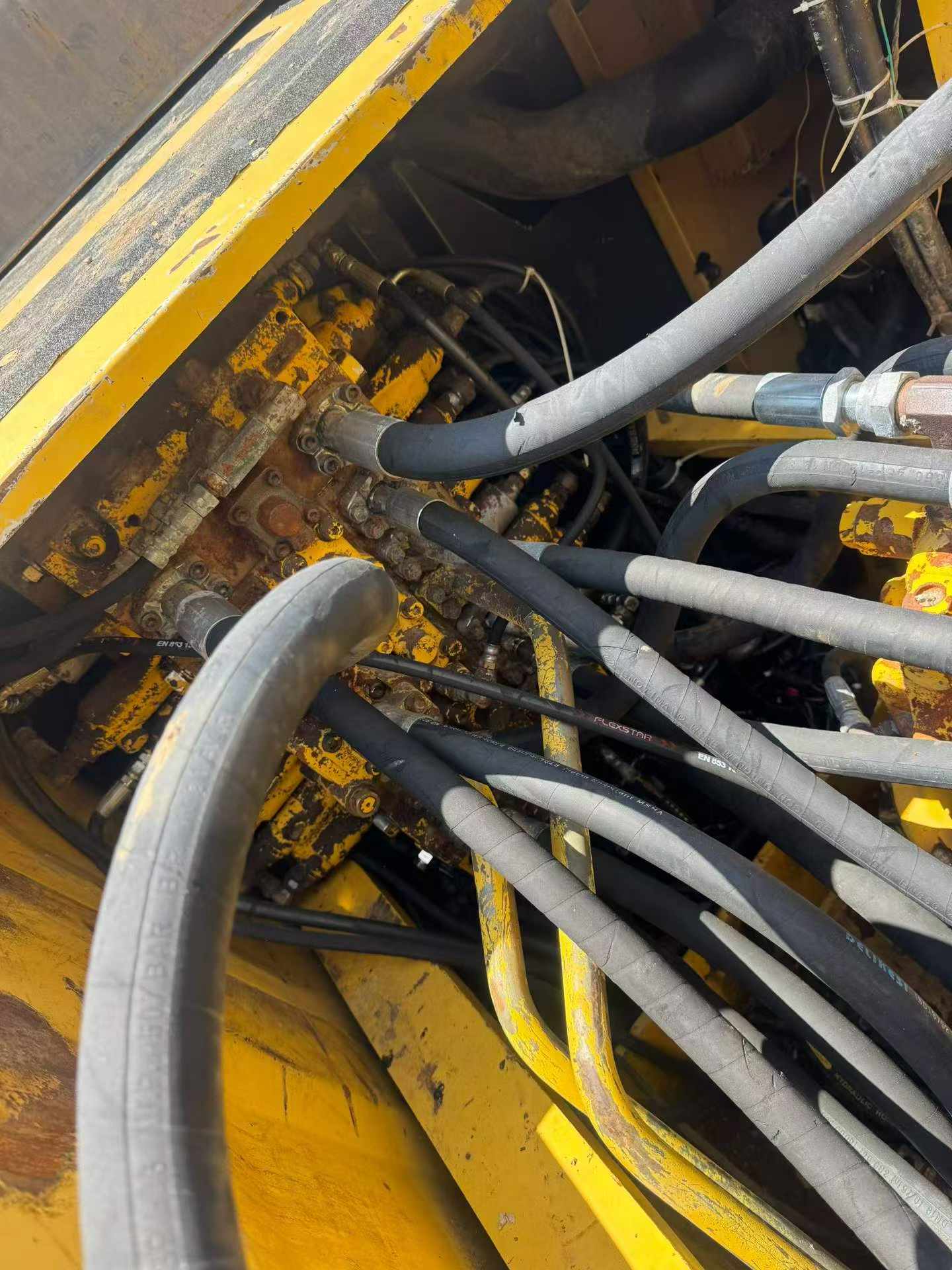 Buy Komatsu PC200-7 Used Excavator / 6