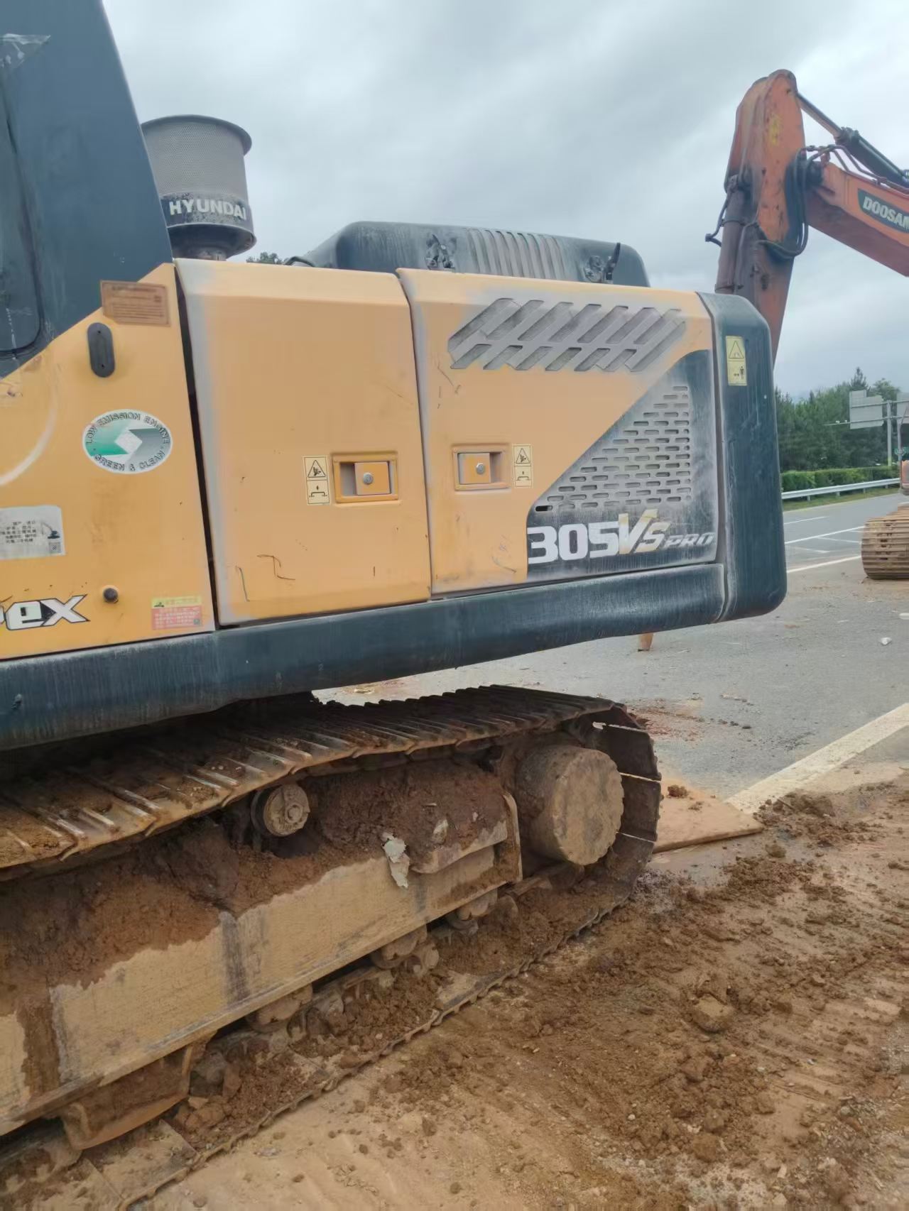 Buy Hyundai R215VS Used Excavator / 3