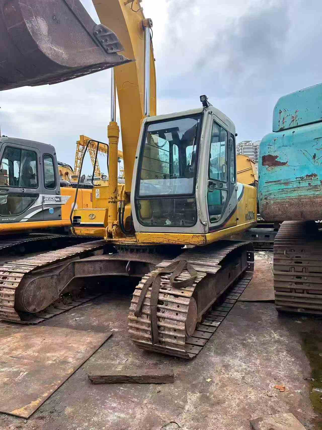 Buy Kato 820-3SP Used Excavator / 9