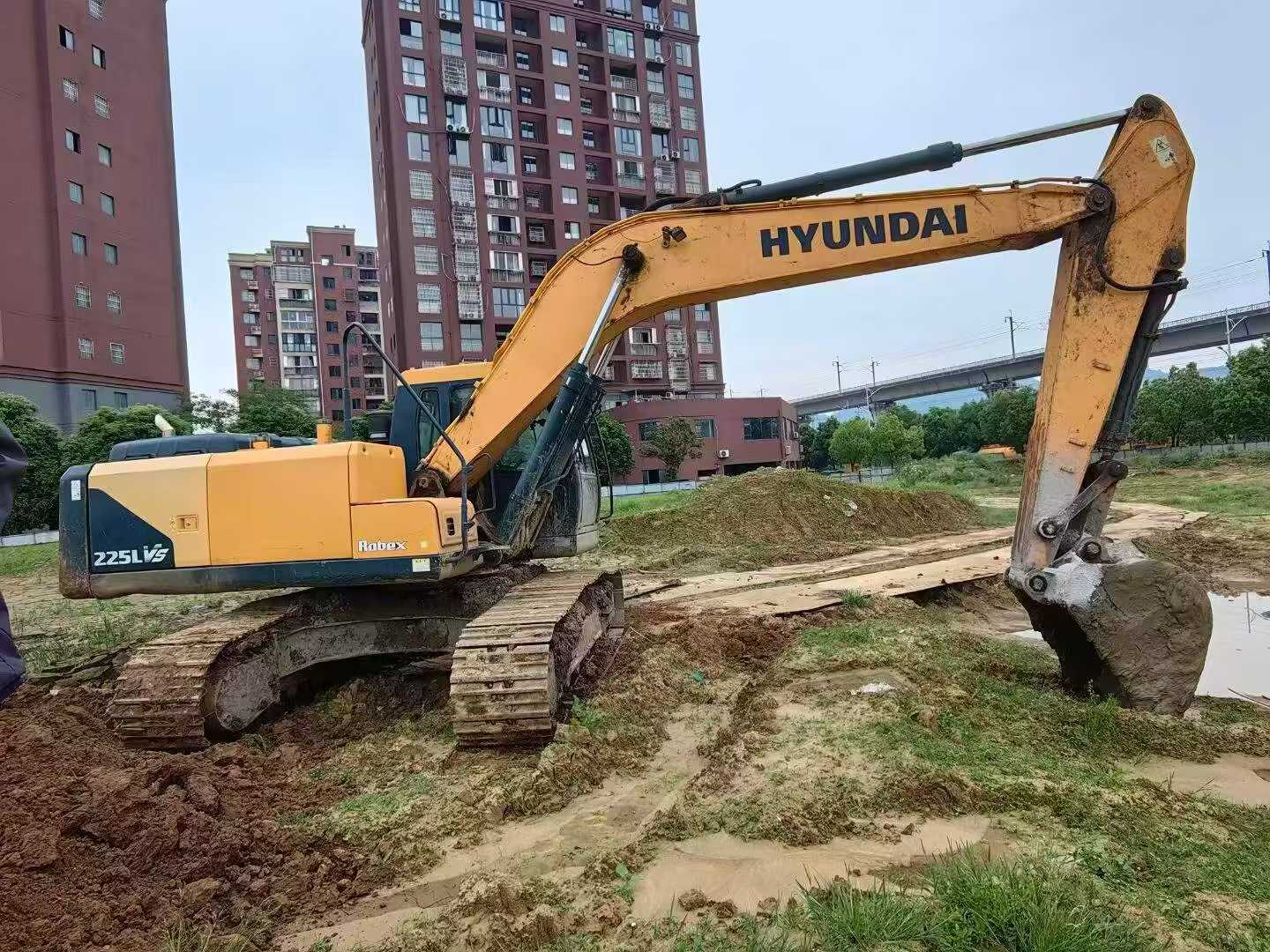 Buy Hyundai R215-7 Used Excavator / 2