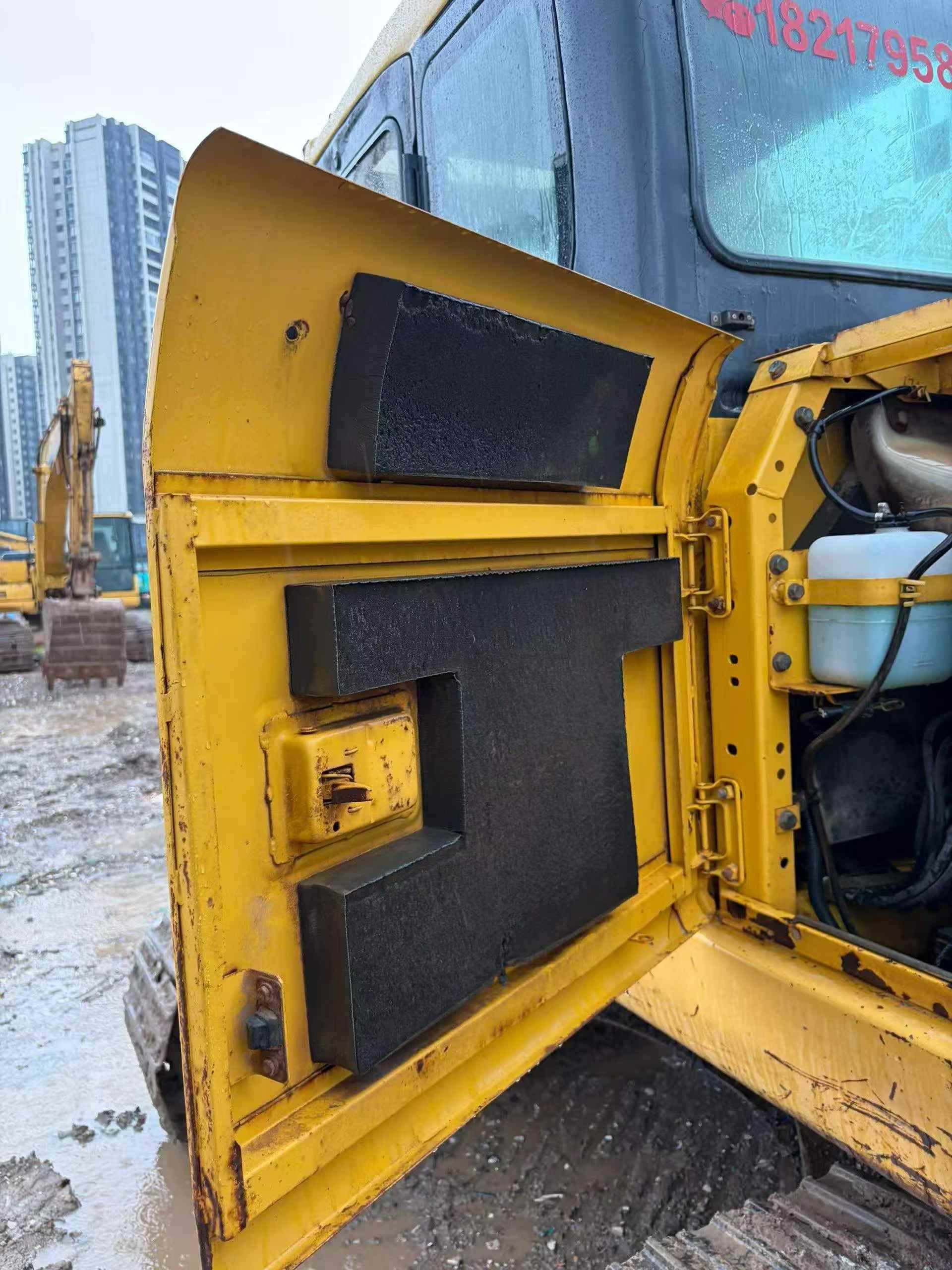 Buy Komatsu PC130 Used Excavator / 3