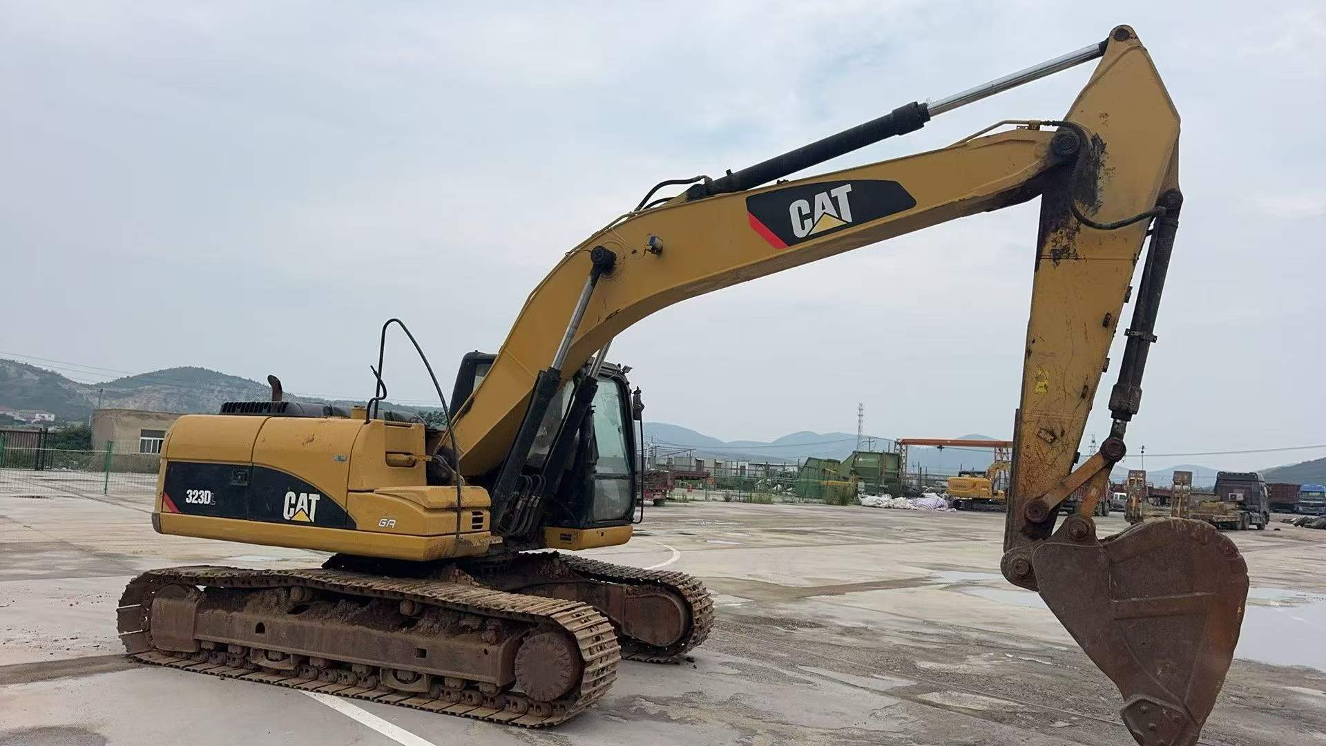 Buy Caterpillar 323 Used Excavator / 5