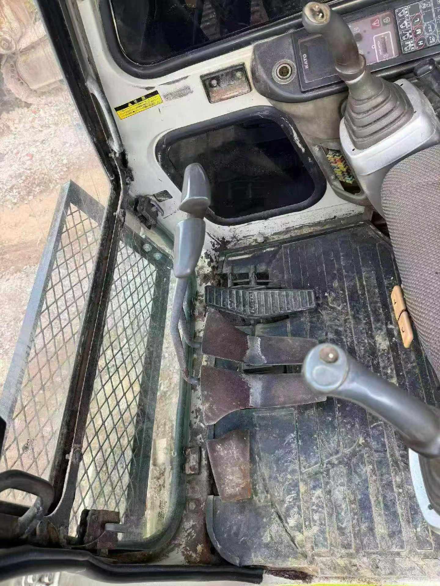 Buy Kato 820-3SP Used Excavator / 9