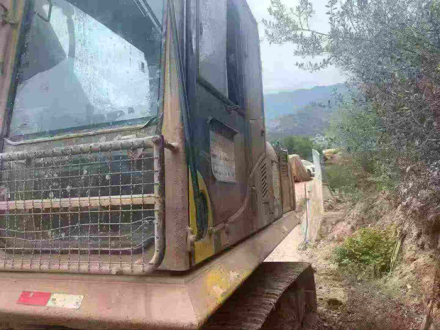 Buy Komatsu HB215LC-1 Used Excavator / 3