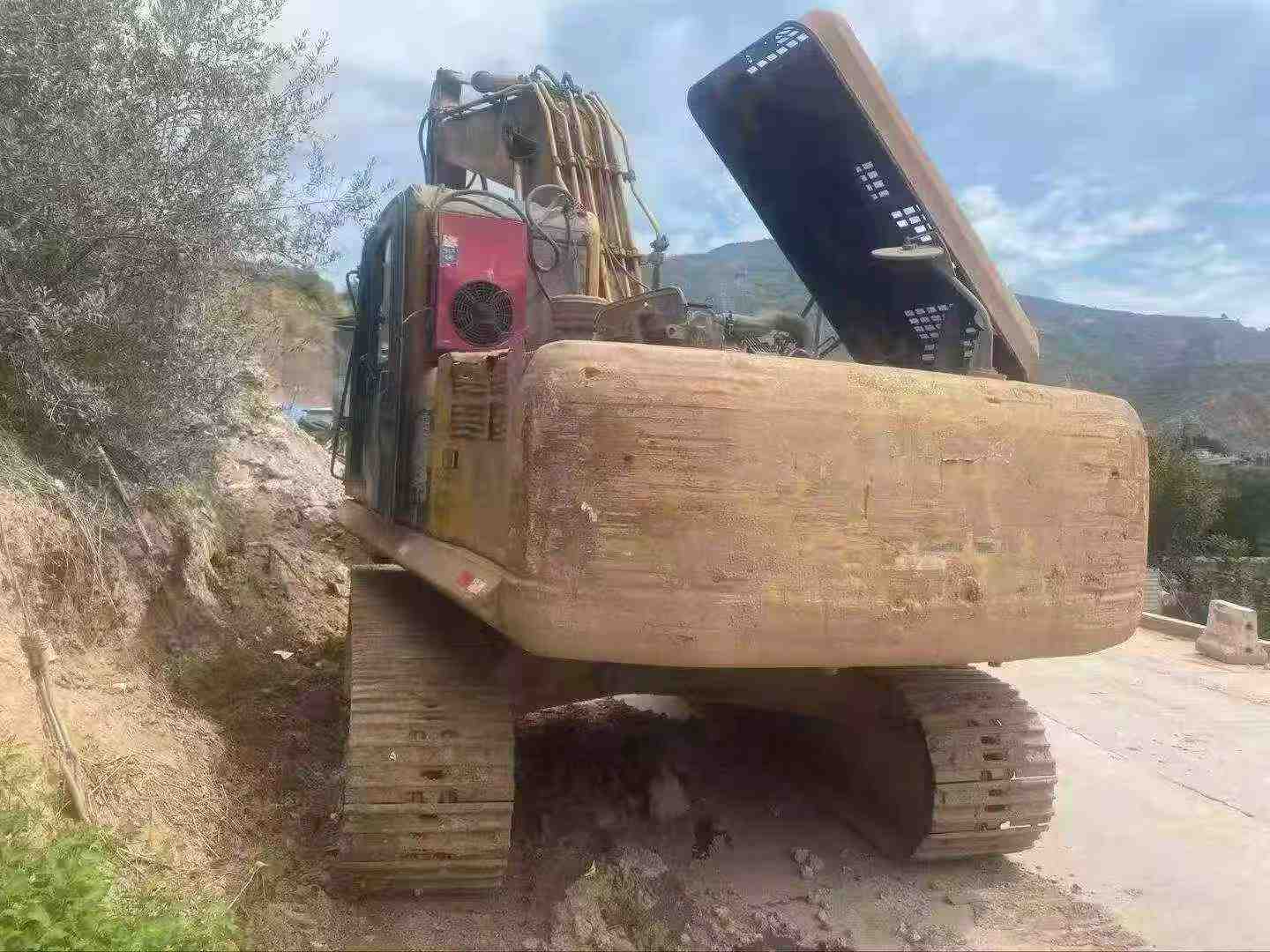 Buy Komatsu HB215LC-1 Used Excavator / 2