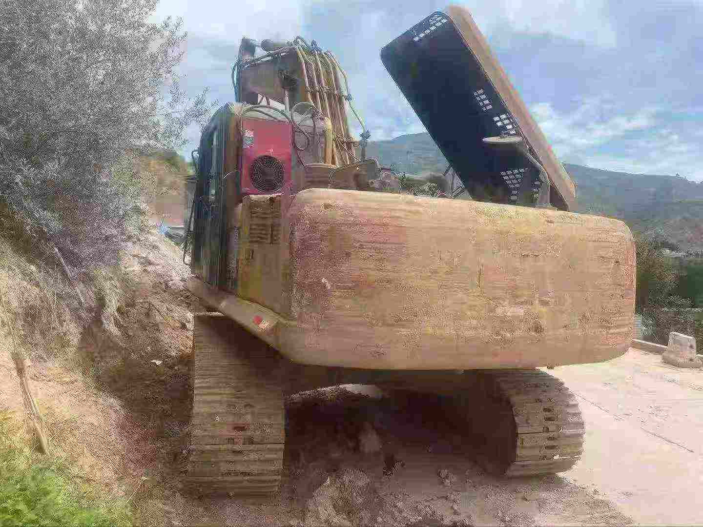 Buy Komatsu HB215LC-1 Used Excavator / 2