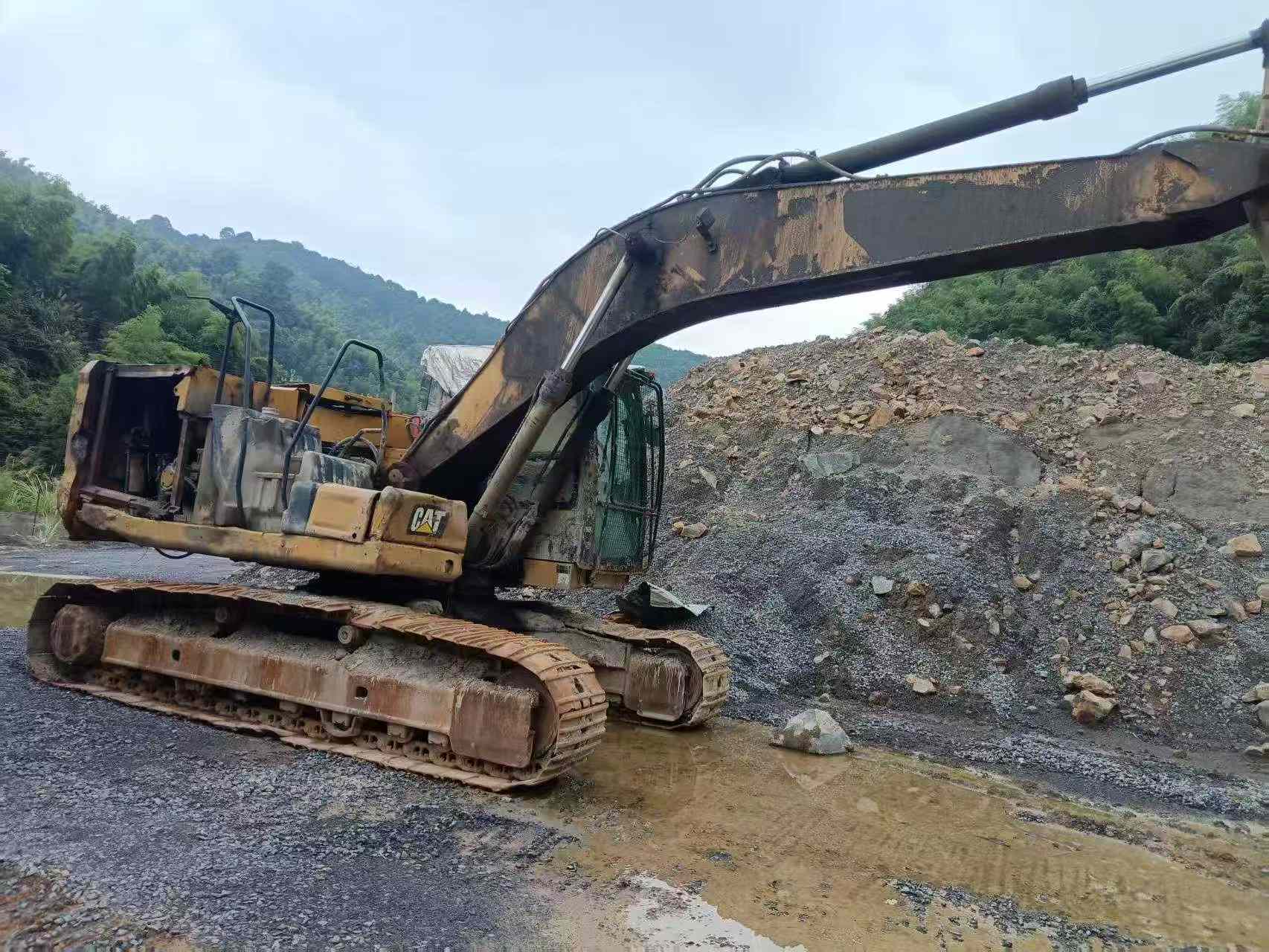 Buy Caterpillar 323 Used Excavator / 9