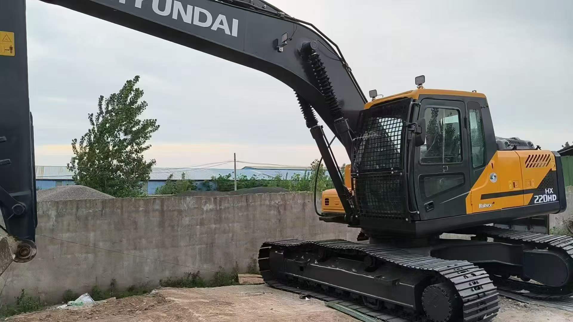 Buy Hyundai 220LC Used Excavator / 3