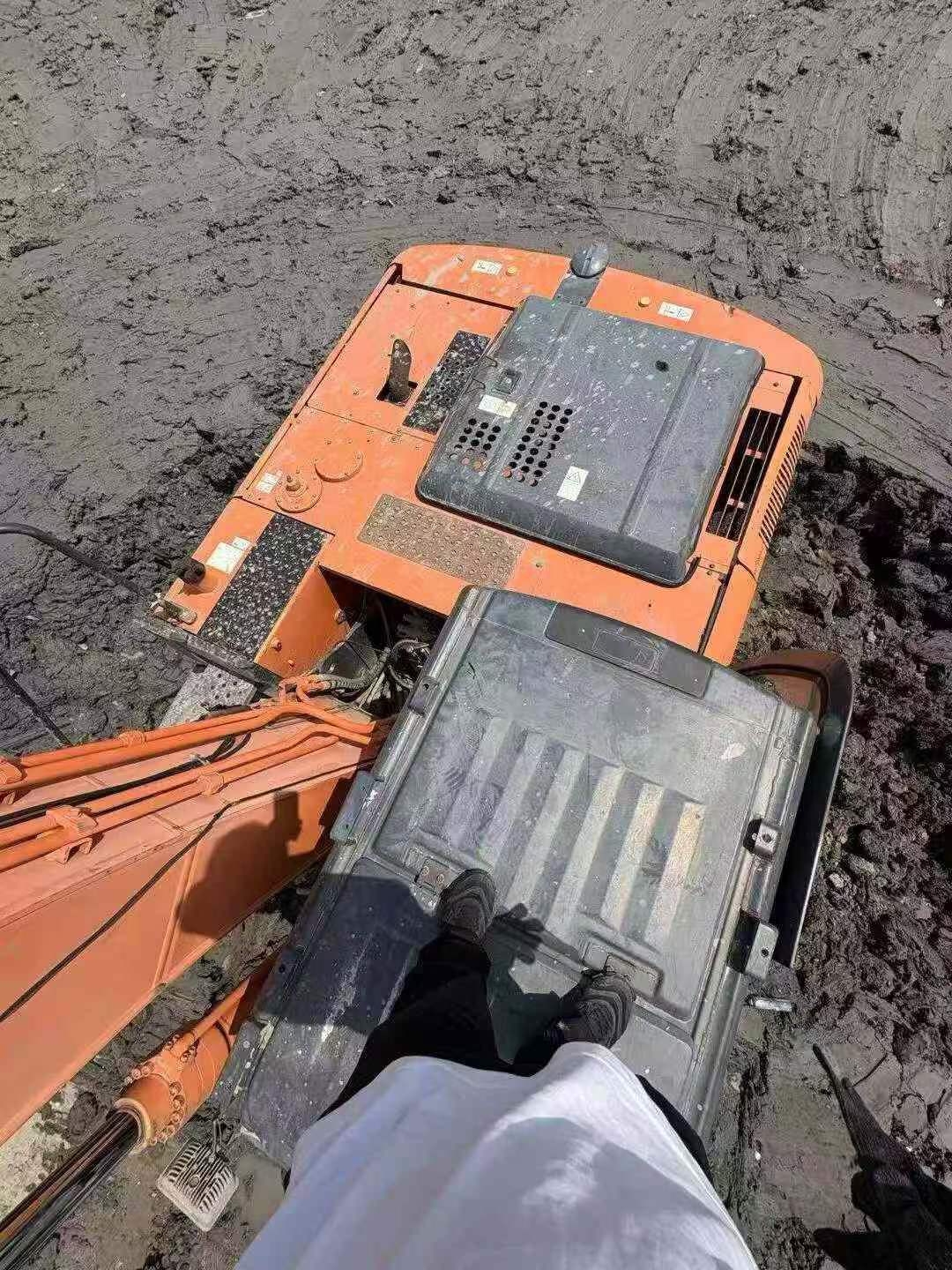 Buy Hitachi ZX200-5G Used Excavator / 6