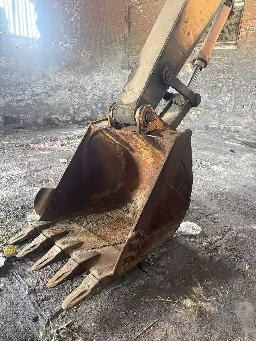 Buy Hitachi ZX200-5G Used Excavator / 3