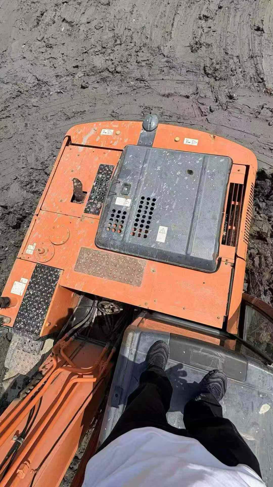 Buy Hitachi ZX200-5G Used Excavator / 8