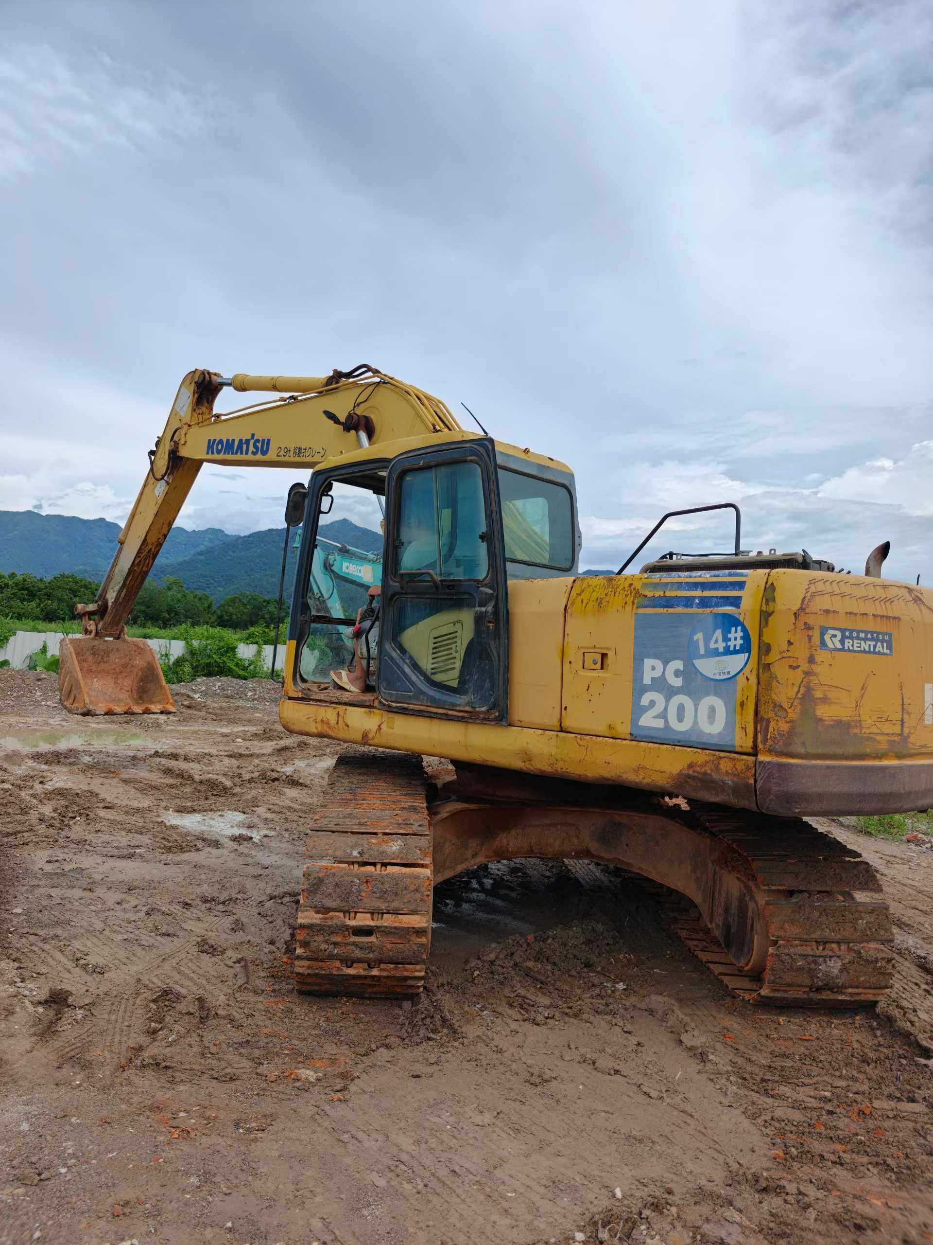 Buy Komatsu PC200-7 Used Excavator / 3