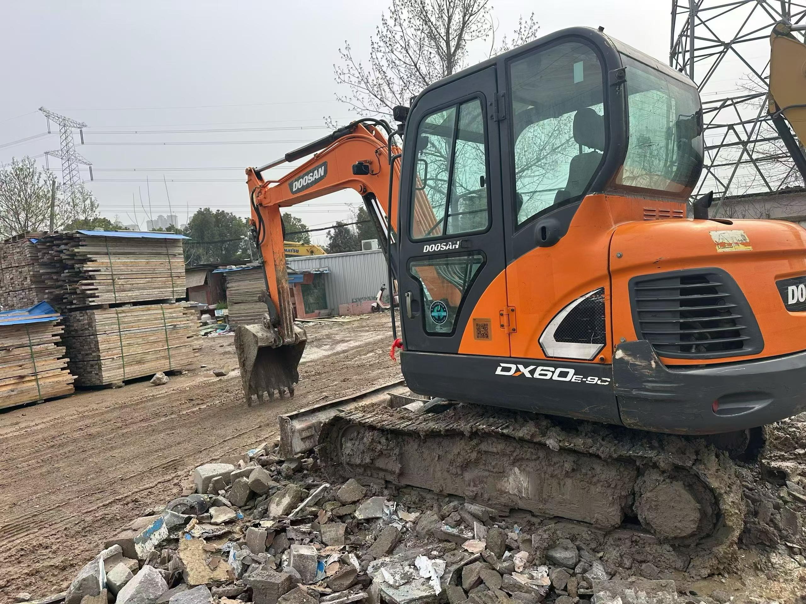 Buy Doosan DH60 Used Excavator / 6