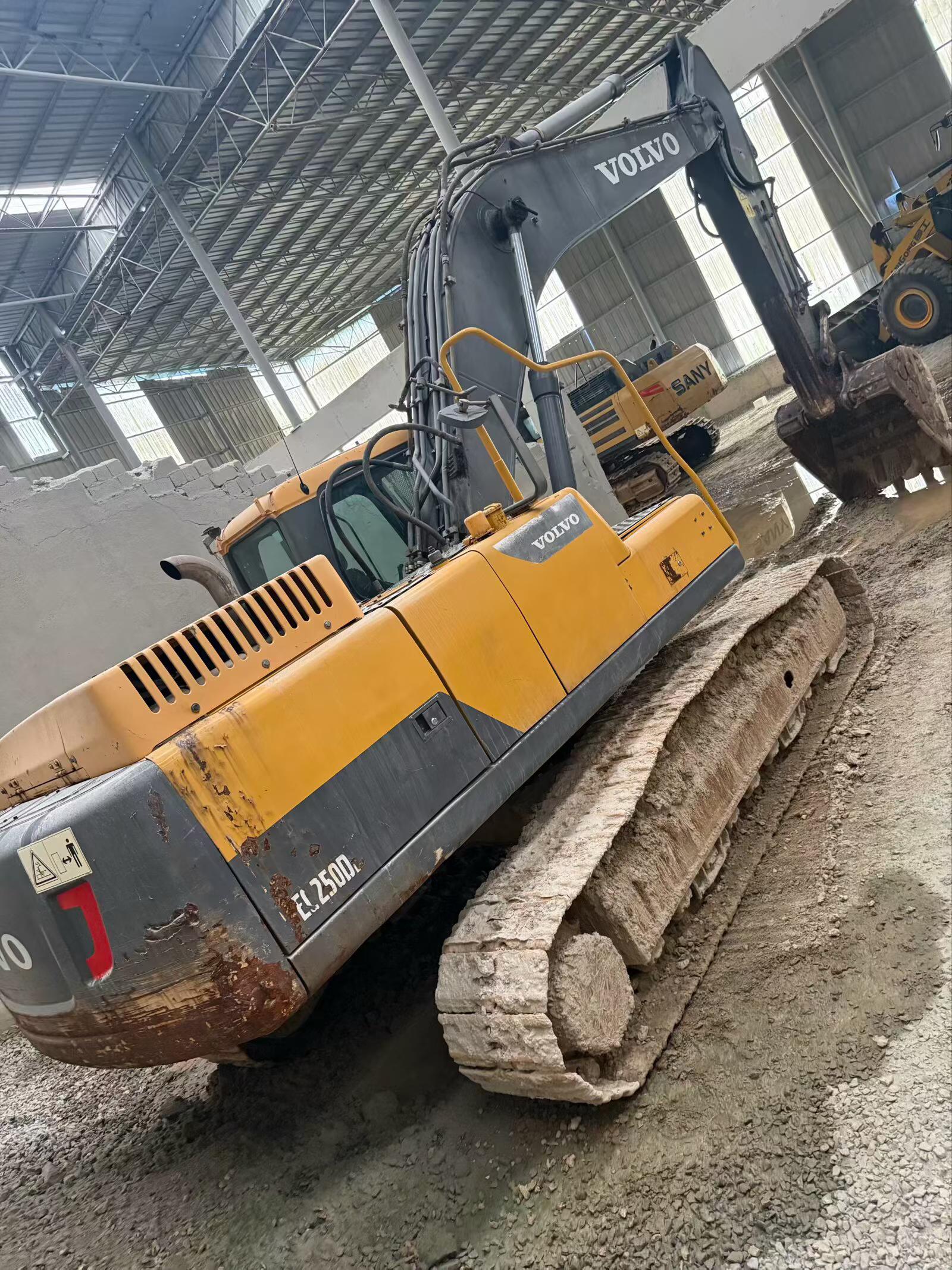 Buy Volvo L250G Used Excavator / 2