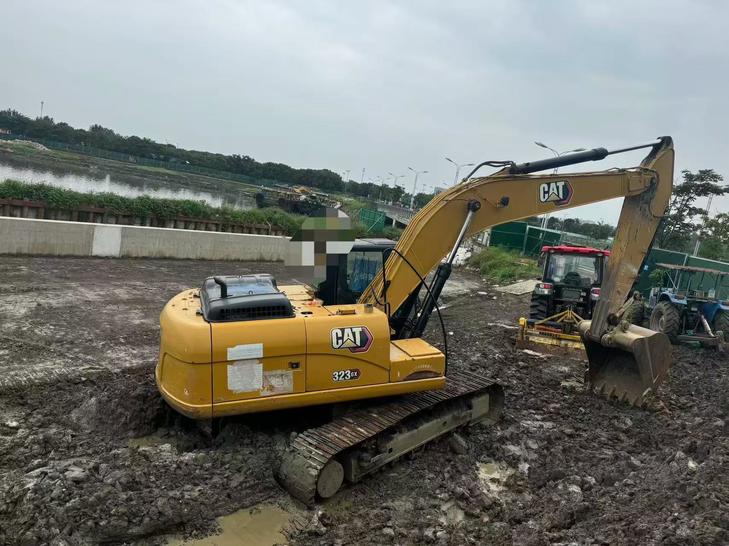 Buy Caterpillar 323 Used Excavator / 1