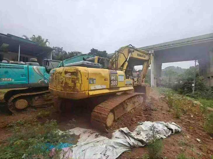 Buy Komatsu PC240-6 Used Excavator / 1