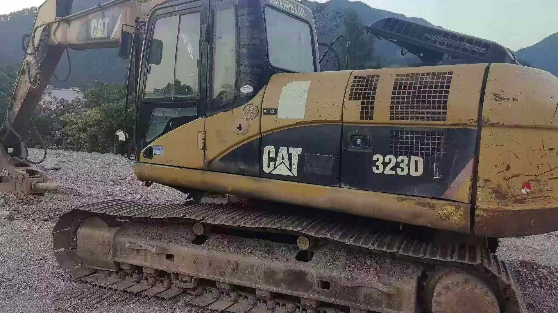 Buy Caterpillar 323DL Used Excavator / 4