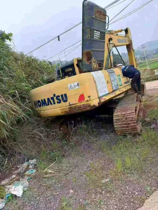 Buy Komatsu PC240-6 Used Excavator / 1