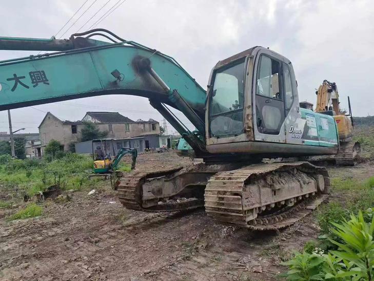 Buy Kobelco SK200-6 Used Excavator / 1