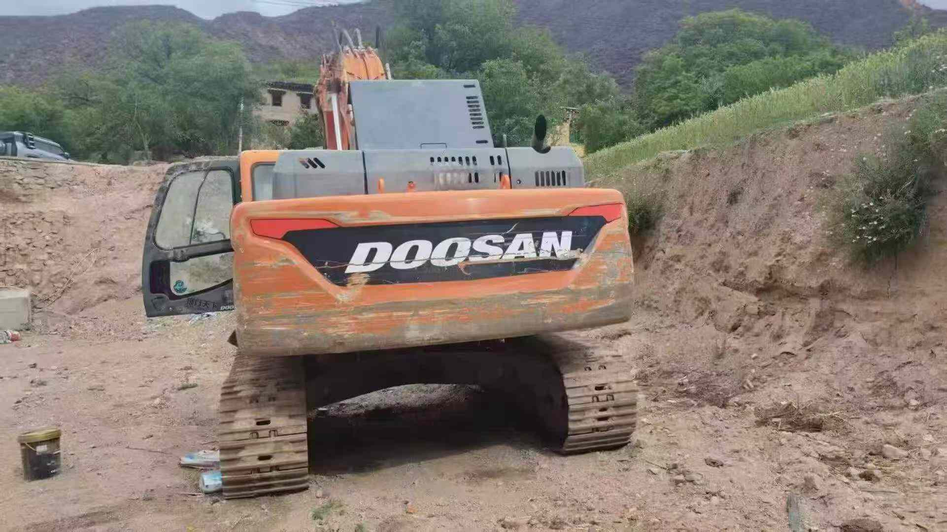 Buy Doosan DH300-5 Used Excavator / 4 Buy Doosan DH300-5 Used Excavator / 4