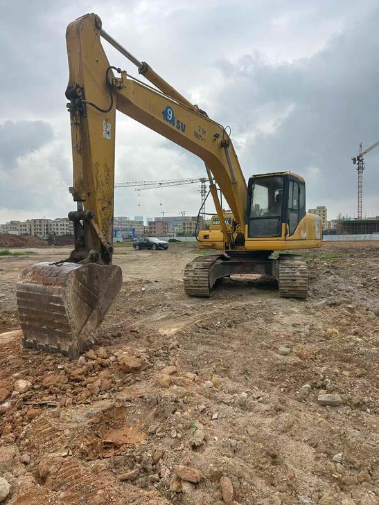 Buy Komatsu PC200-7 Used Excavator / 1