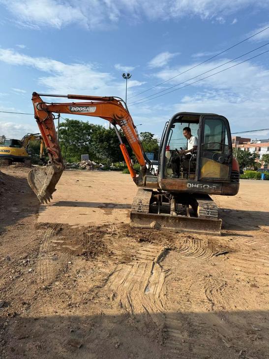 Buy Doosan DH60-7 Used Excavator / 1
