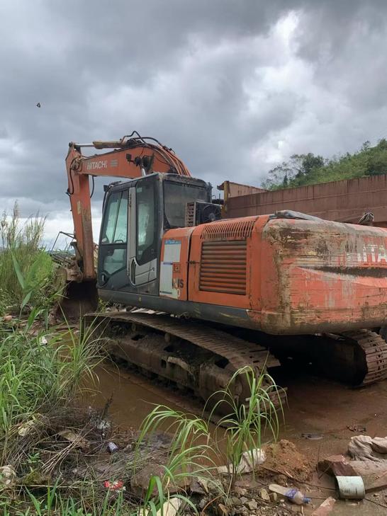 Buy Hitachi EX200-3 Used Excavator / 1