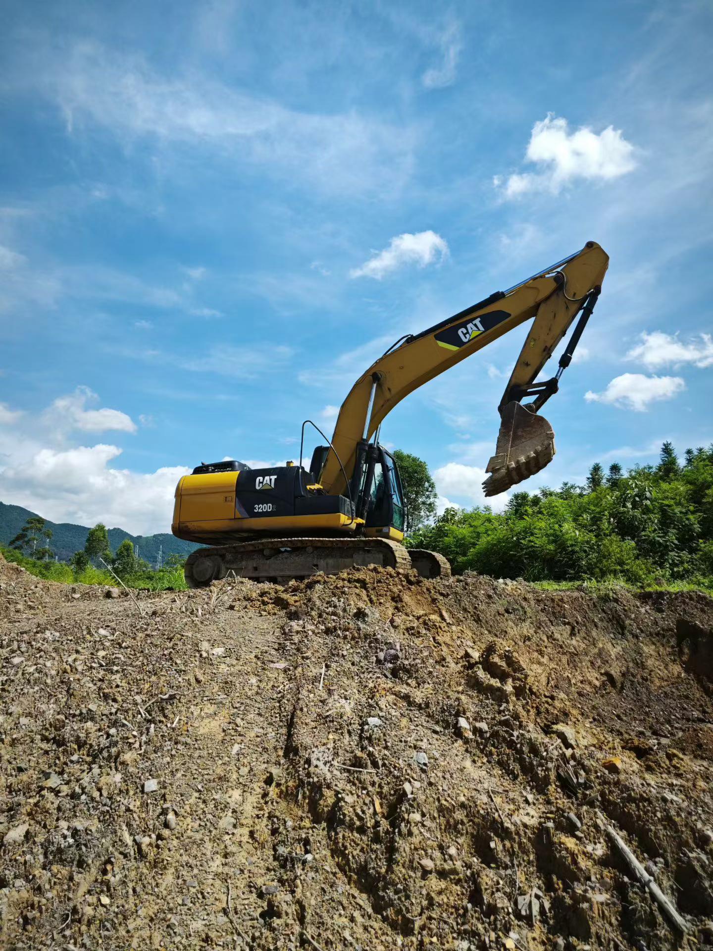 Buy Caterpillar 320D Used Excavator / 2 Buy Caterpillar 320D Used Excavator / 2