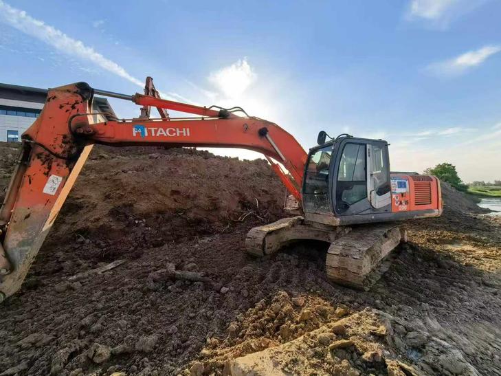 Buy Hitachi EX200-3 Used Excavator / 1