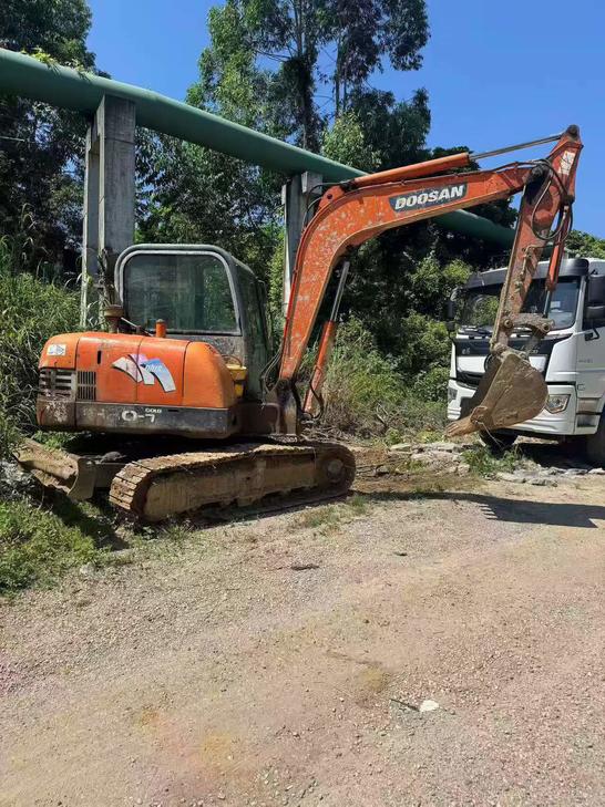 Buy Doosan DH60 Used Excavator / 1